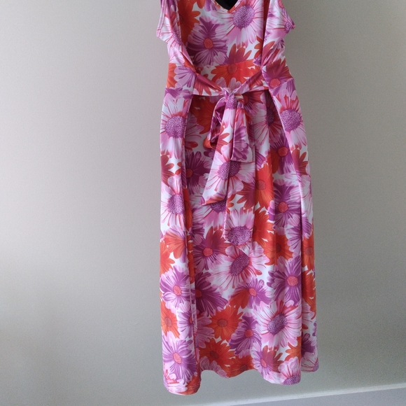 Fun Summer Dress! Floral print, V Neckline, Ties in the back, Midi Length. - Picture 6 of 8